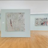 Vue de l’exposition Le paysage entre figuration et abstraction Musée d’art du Valais, Sion, 2025-2026 Olivier Saudan, Etang de Pompadour, 2002, et Gottfried Tritten, Le Valais, 1958
